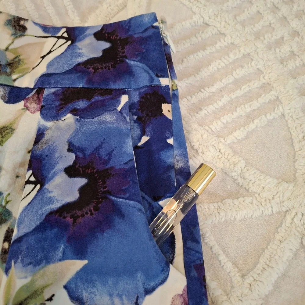 White House Black Market Women's Size 8 Floral Pleated Skirt Blue White Pockets